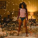 RECENZJA: Baw się dobrze i przeżyj | Apokalipsa w rytmie scrollowania